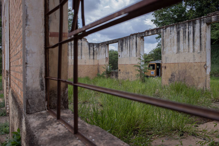 Estação de Pirajuí não tem mais telhados nem portas ou janelas na maior parte do complexo e abriga um vagão abandonado e pichado