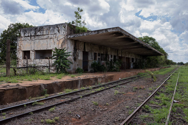 Estação de Lins tem em seu interior pichações feitas há pelo menos nove anos