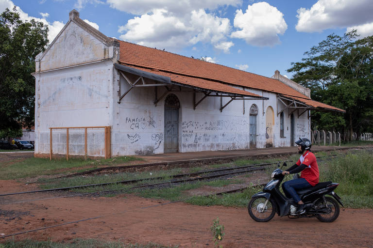 Motociclista usa via improvisada ao lado da estação ferroviária de Castilho, que está fechada