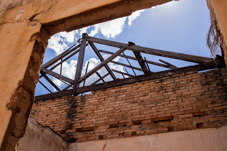 Estação Planalto, em Andradina, está sem cobertura e em avançado estado de deterioração, com rombos nas paredes