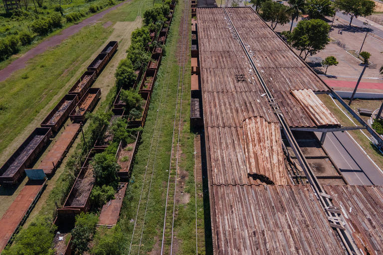 Estação de trem em Corumbá, interior de Mato Grosso do Sul, com vagões abandonados e parte do telhado desmoronado