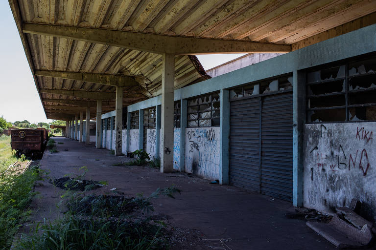Parte da cobertura desabou na estação ferroviária de Corumbá, a última na rota a partir de Bauru (SP)