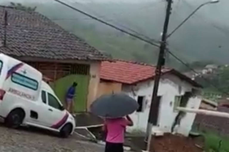 Casa desaba em cidade da Bahia por causa das chuvas; veja vídeo