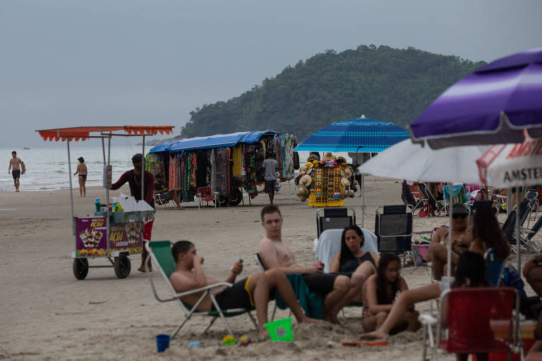 Turistas e ambulantes na praia de Juquehy