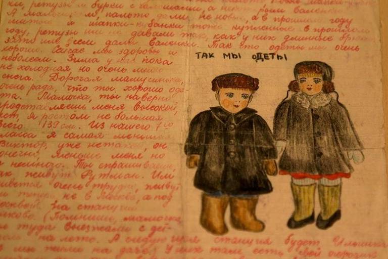 Carta de uma menina para sua mãe, escrita em 1951 em campo prisioneiros, faz parte da mostra 'Material, a Memória Feminina do Gulag', da Memorial International
