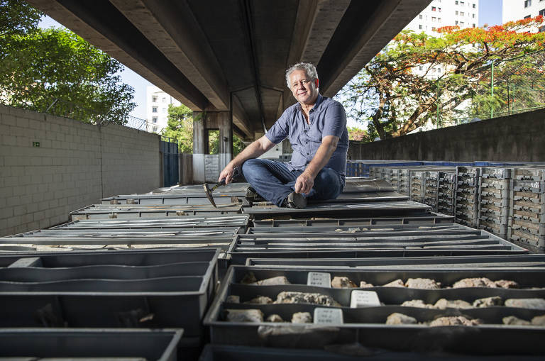 O geólogo Hugo Cássio Rocha, 61, sobre caixas de amostras de rocha (na maioria) e solo retiradas de escavações do metrô de São Paulo