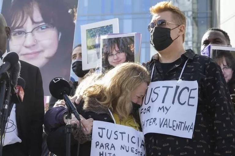 Pais de Valentina Orellana-Peralta (à direita) usavam cartazes com os dizeres "justiça para minha filha"