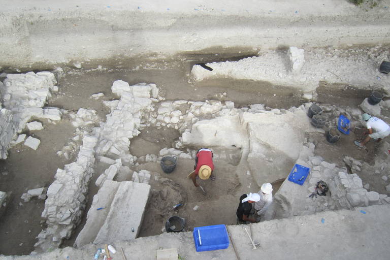 Escavadores em ação no sítio arqueológico de Cesme-Baglararasi, na Turquia