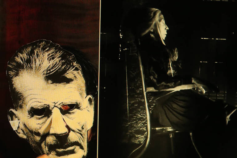 Dois retratos em tons esmaecidos. À esquerda máscara carnavalesca com as feições do dramaturgo Samuel Beckett. À direita atriz aparece sentada em cadeira de espaldar alto e apoio lateral para o braço direito. Está de perfil. Dá as costas para seu interlocutor. 