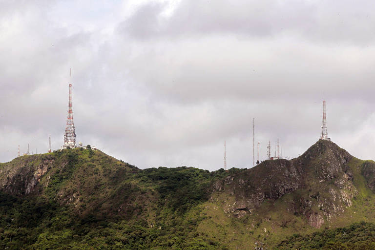 Pico do Jaraguá visto de Pirituba; entre as atividades do Sesc Verão, há uma escalada para o local, o ponto mais alto de São Paulo