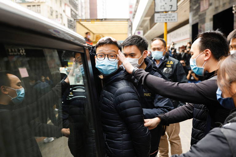 Jornal pró-democracia em Hong Kong anuncia fechamento após prisão de jornalistas