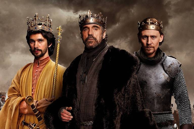 Atores vestidos de reis ingleses na capa da série "A Coroa Vazia"