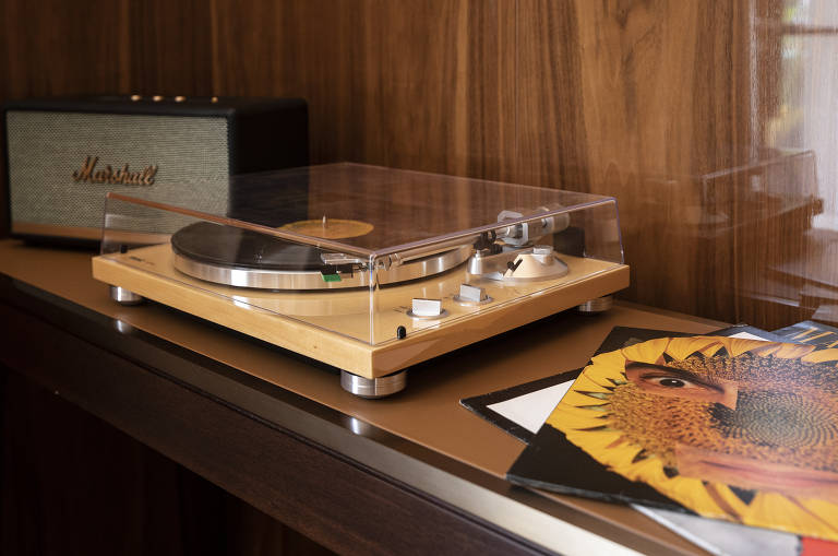 Detalhe de toca-discos da suíte Matarazzo: empreendimento tem a proposta de valorizar a cultura brasileira, unindo o velho ao novo de maneira harmoniosa.