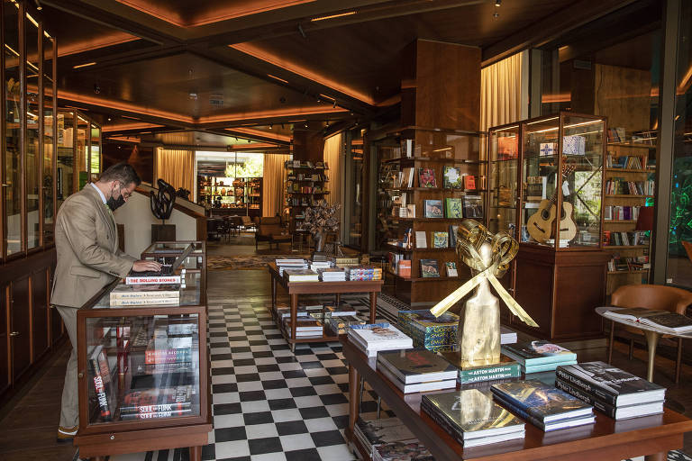 Livros de arte à venda na recepção do hotel Rosewood São Paulo 