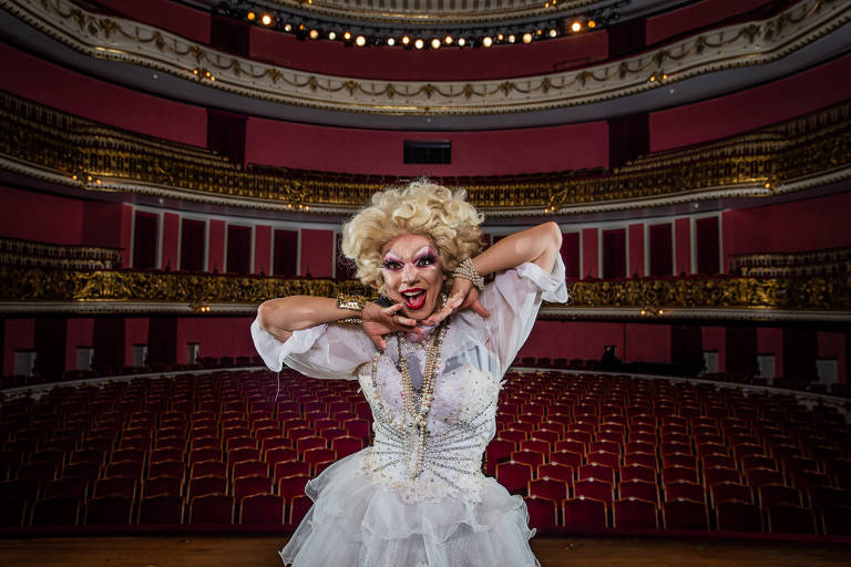 A drag queen Tchaka vestida como Madonna; artista é jurada do Miss Drag Casos de Família
