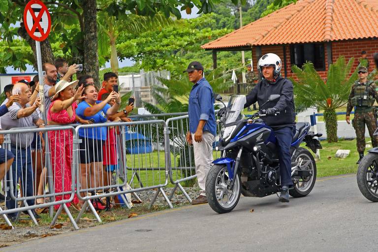 Bolsonaro faz passeio de moto em São Francisco do Sul