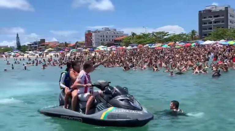 Bolsonaro acena para banhistas na Praia da Enseada, em São Francisco do Sul; houve aglomeração