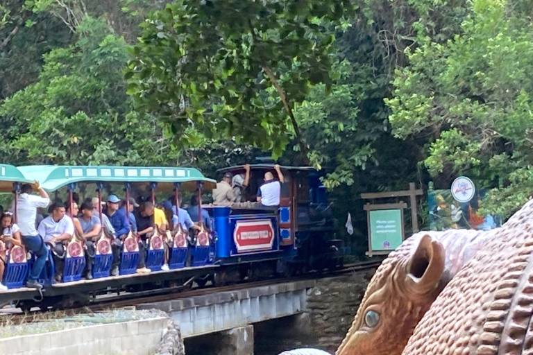 Bolsonaro passeia de trem no Beto Carrero World; na ferrovia Dino Magic, presidente assistiu a uma apresentação de cowboy e a um espetáculo com dinossauros