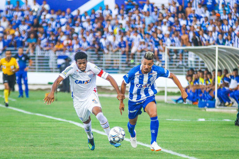 Avaí (de branco), enfrenta o CSA pelo Campeonato Brasileiro da Série B