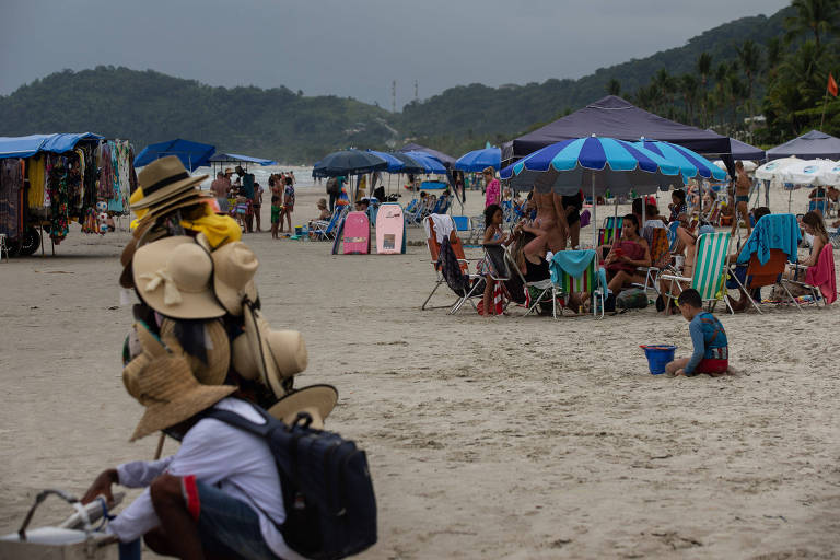 Turistas e ambulantes na praia de Juquehy