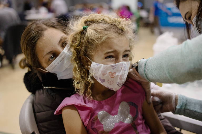 Brooke Knippenberg, de 6 anos, recebe a vacina da Pfizer-BioNTech em Lansdale, nos Estados Unidos