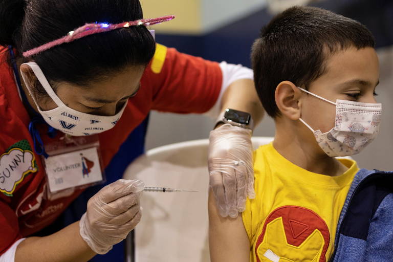 Jace Quinones, 7, recebe a vacina contra Covid infantil da Pfizer em Landsdale, Pensilvânia (EUA)