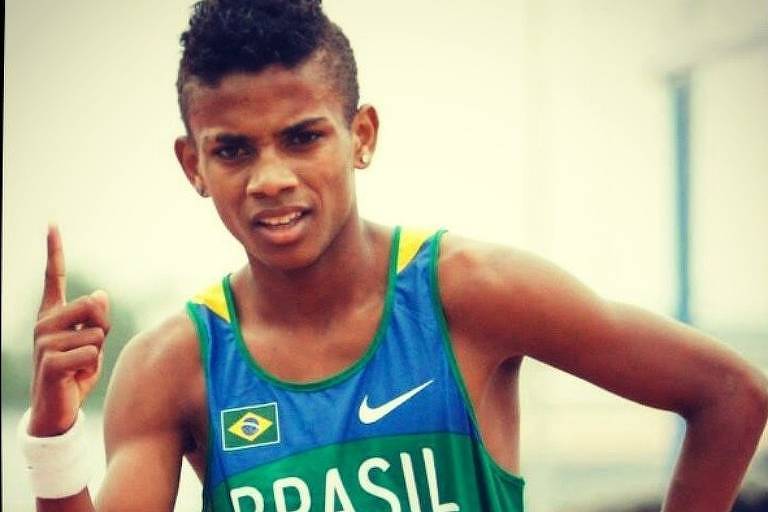 Ainda adolescente, Daniel Nascimento posa para foto após competição
