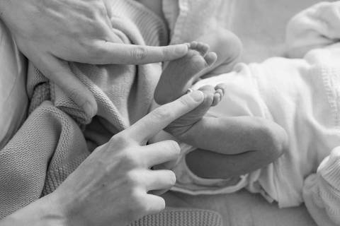 O que é e como fazer shantala, a massagem para bebês