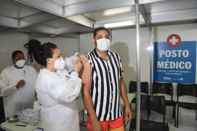 Cariocas e turistas aproveitam último dia do ano para se vacinar no Rio