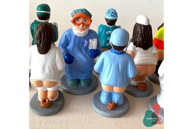 Bonecos de gesso de médicos e enfermeiros cagando, típicos da cultura catalã