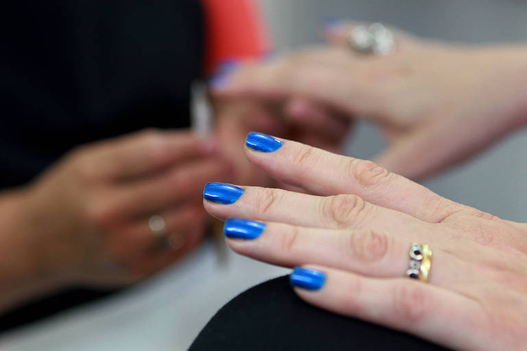 Manicure faz as unhas de cliente em salão de São Paulo
