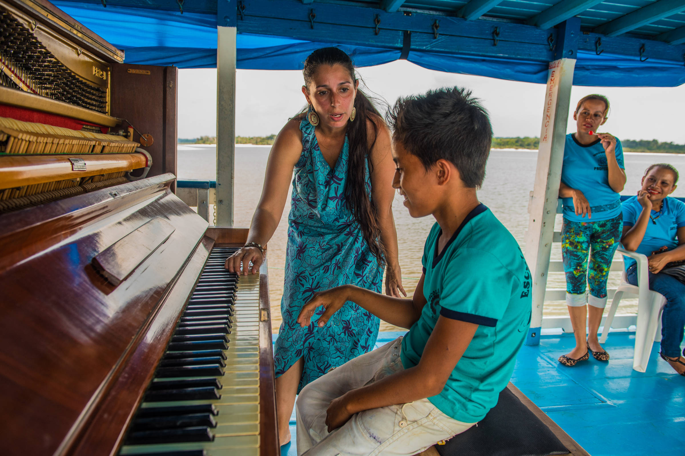 Menina aprende a tocar piano com música online para ensino à