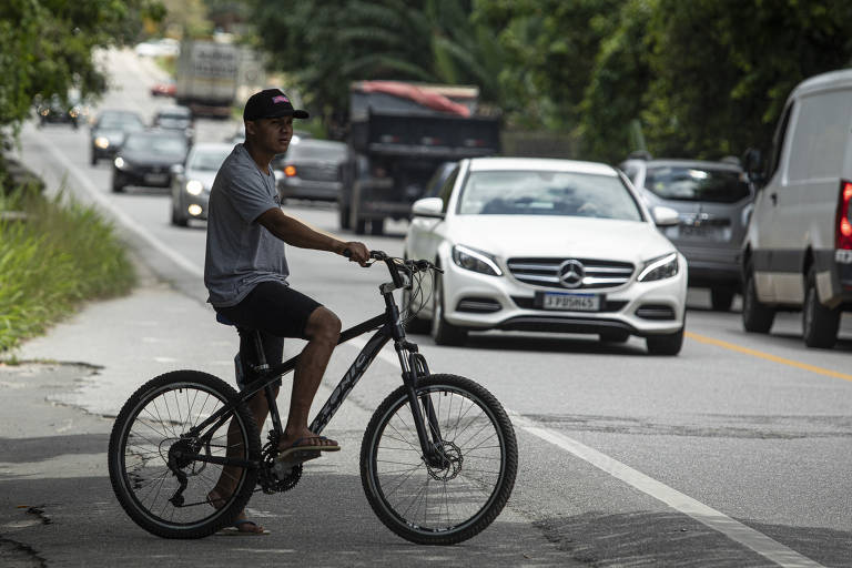 Travessia da Rio-Santos coloca pedestres e ciclistas em risco