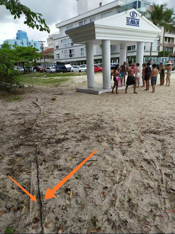 Fiação do chuveiro da Havan, em praia de Florianópolis, fica exposta após forte chuva