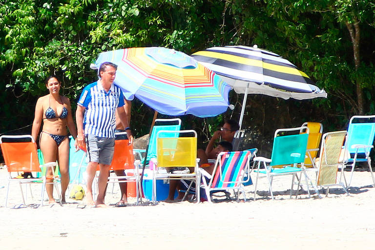 Bolsonaro aproveita o último dia de 2021 na Praia do Forte, em São Francisco do Sul