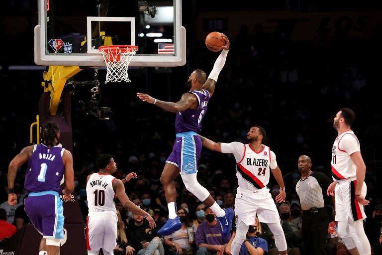LeBron James salta para anotar cesta durante partida entre Los Aangeles Lakers e Portland Trail Blazers nesta sexta (31)
