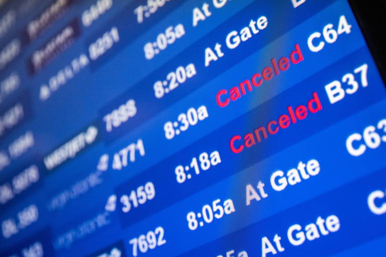 Painel mostra voos cancelados no aeroporto John F. Kennedy, em NY