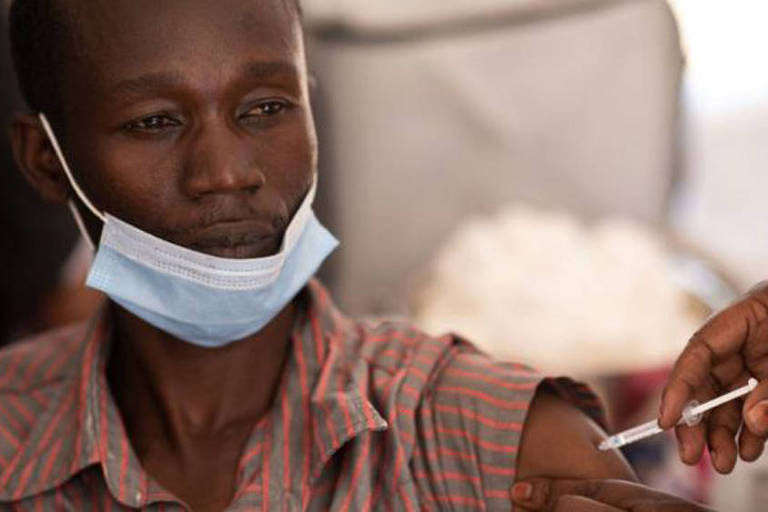 Homem recebe injeção de vacina contra Covid na Africa