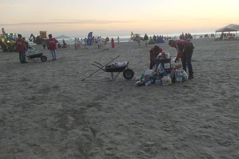 Lixo é recolhido de praia de Balneário Camboriú após festa de Réveillon