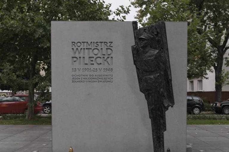 Monumento da cor de cimento mostra um homem moldado em um metal escuro