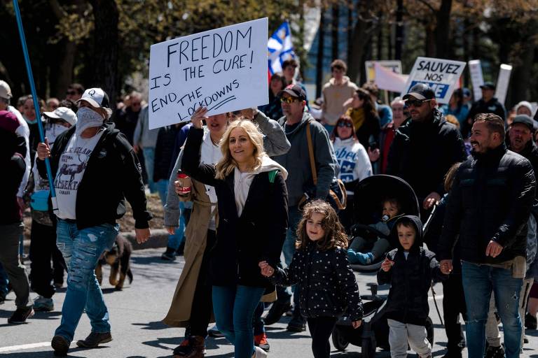Manifestantes protestam contra o primeiro toque de recolher imposto em Montreal, Québec, Canadá, em maio deste ano; restrição voltou a ser anunciada nesta semana 