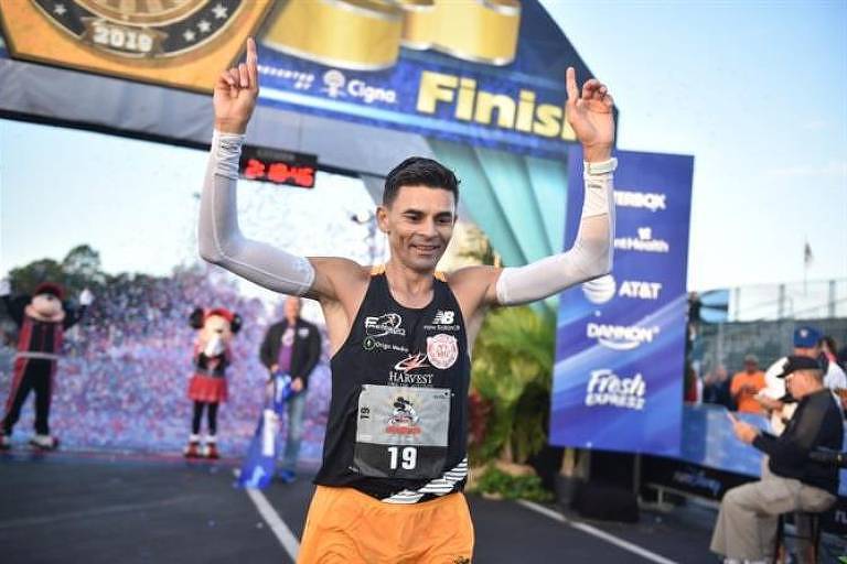 O atleta Fredison Costa após cruzar a linha de chegada da Maratona da Disney