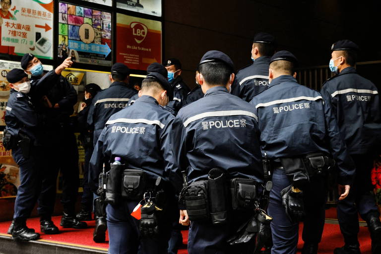 Policiais realizam operação na Redação do site pró-democracia Stand News, em Hong Kong