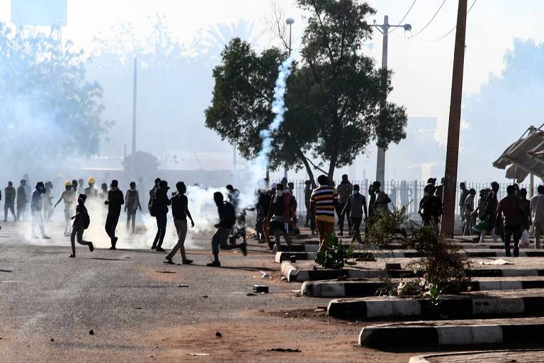 Policiais usam bombas de gás lacrimogêneo para conter manifestantes em Cartum, no Sudão