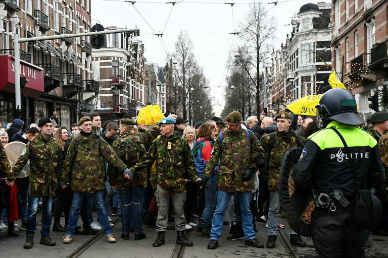 Protesto contra restrições por causa da Covid termina com 30 presos na Holanda