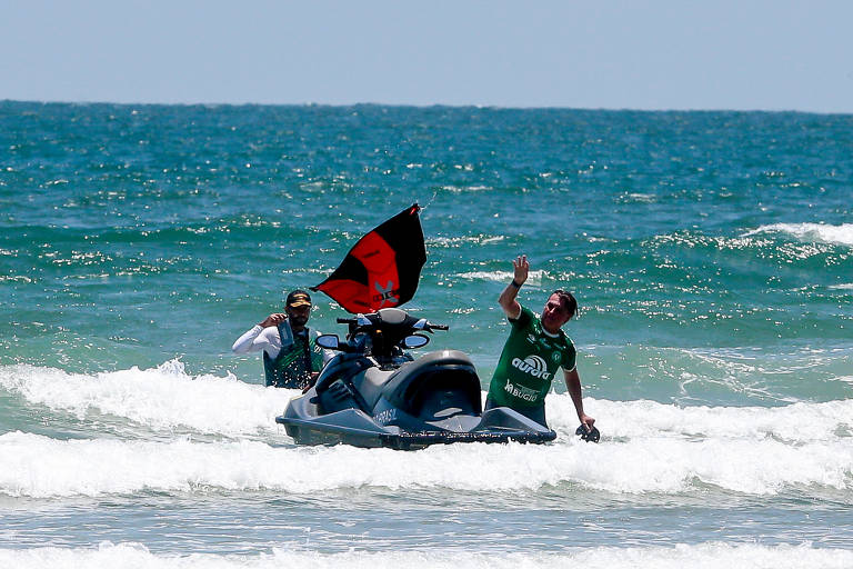 Bolsonaro aproveita praia em São Francisco do do Sul (SC) e faz novo passeio de jet ski, neste primeiro domingo de 2022