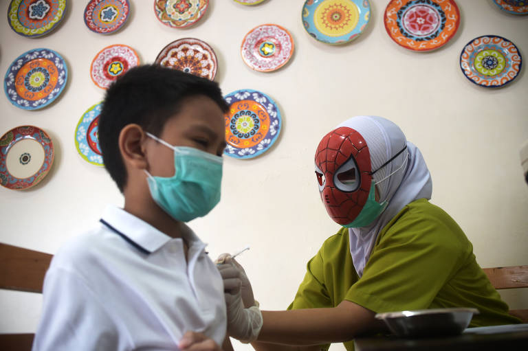 Na Indonésia, crianças de 6 a 11 podem ser vacinadas contra o coronavírus
