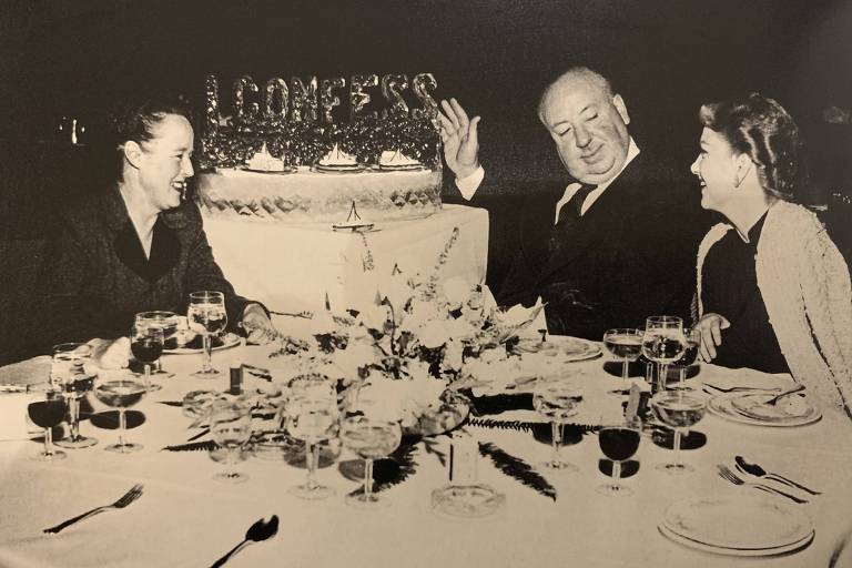 Hitchcock à mesa com a família, celebrando seu filme A Tortura do Silêncio (1953)