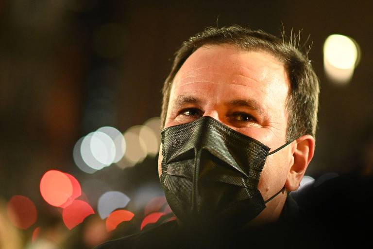 Foto mostra o rosto do prefeito, que está com uma máscara preta