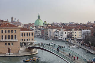 The Ponte della Costituzione, which was meant to symbolize VeniceÕs embrace of modernity, has become better known for tumbles and slips, in Venice, Italy, Dec. 23, 2021. (Francesca Volpi/The New York Times)
